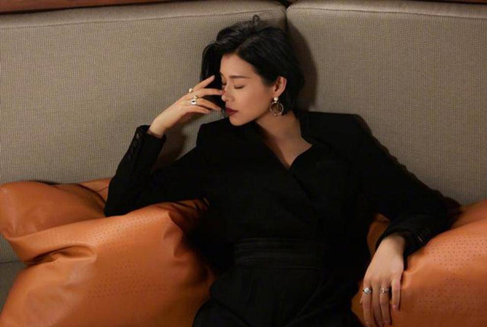 视觉|胡杏儿顶级凡尔赛，穿连体裤自曝增肥困难，三胎后肉眼可见的衰老