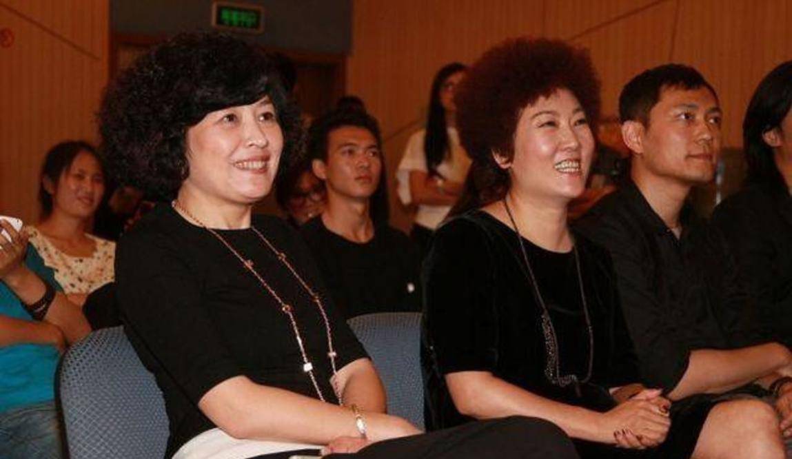 黑色|哈文真是个坚毅的女人，身穿黑白装挺朴素，但自身的高贵感藏不住