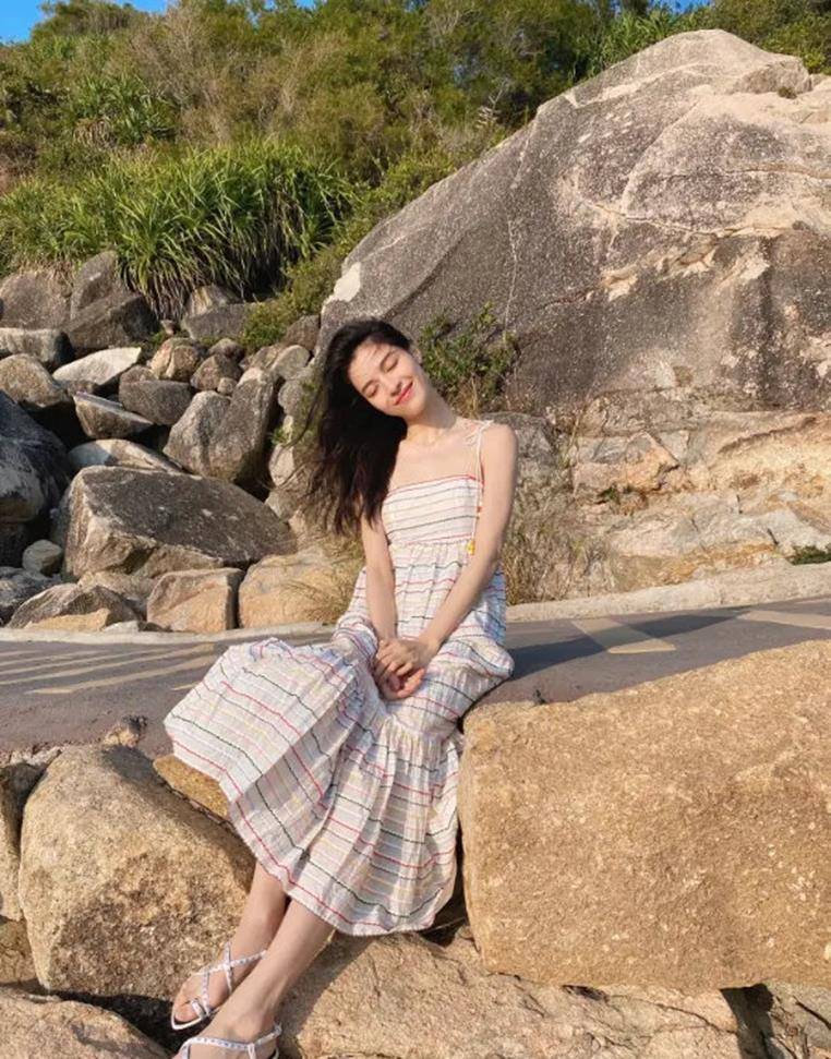 显得|难怪都怀念陈好的“万人迷”,她一袭吊带裙走红毯,身姿赚饱眼球