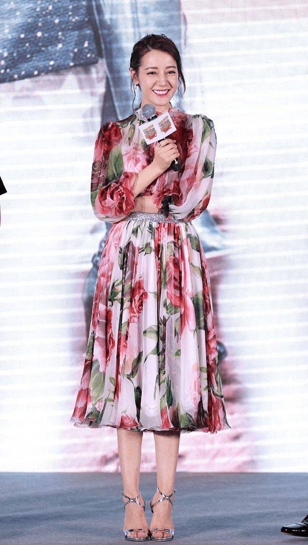 真有|迪丽热巴的颜值扛得住生图，一袭红裙显白有气质，真有“芭比感”