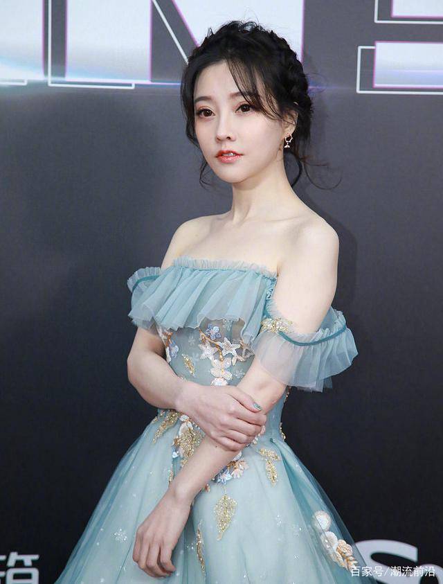 仙女|冯提莫火了后真不低调！穿一字肩仙女裙走红毯，都瘦成大头娃娃了
