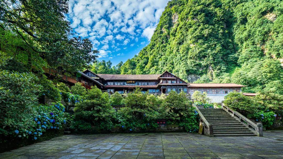 峨眉山自帶神秘感的雲中寺院,有你不曾見過的美