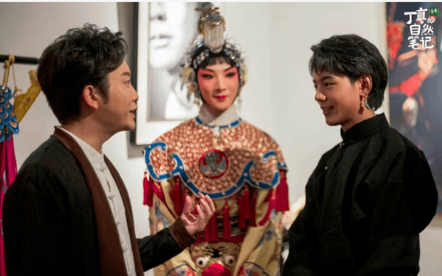 黑色|丁真李玉刚世纪同框！丁真穿黑藏袍折扇挡脸五官精致，武生妆超帅