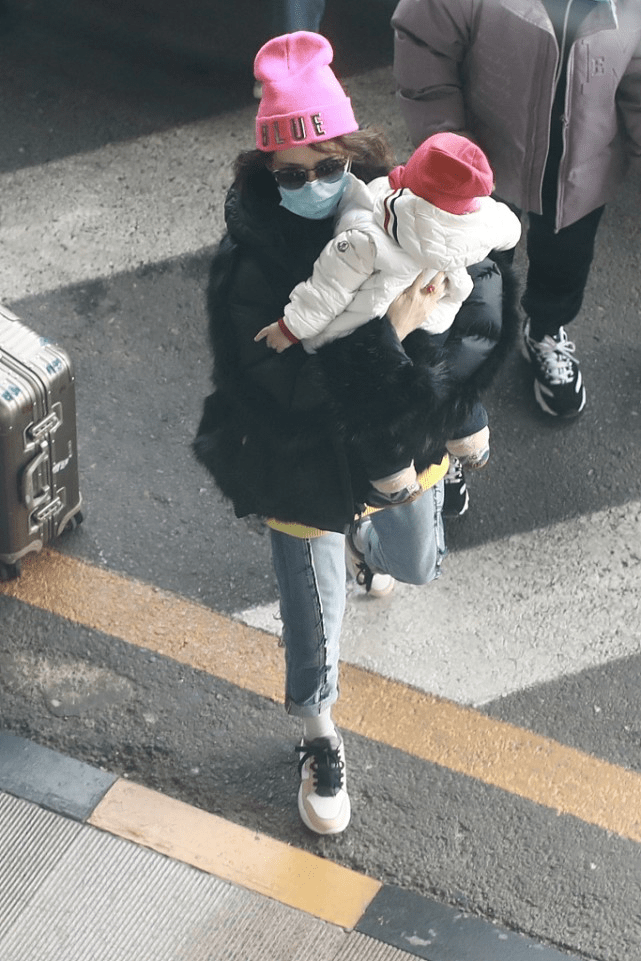 形象|章子怡抱娃现身机场，为赶潮流还戴着粉帽子，真是越来越接地气了
