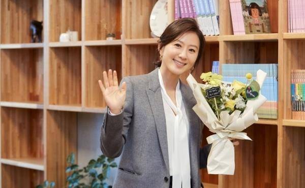 身材|这“婆娘”吃了防腐剂？53岁穿小吊带拍杂志从容优雅，看不出年龄