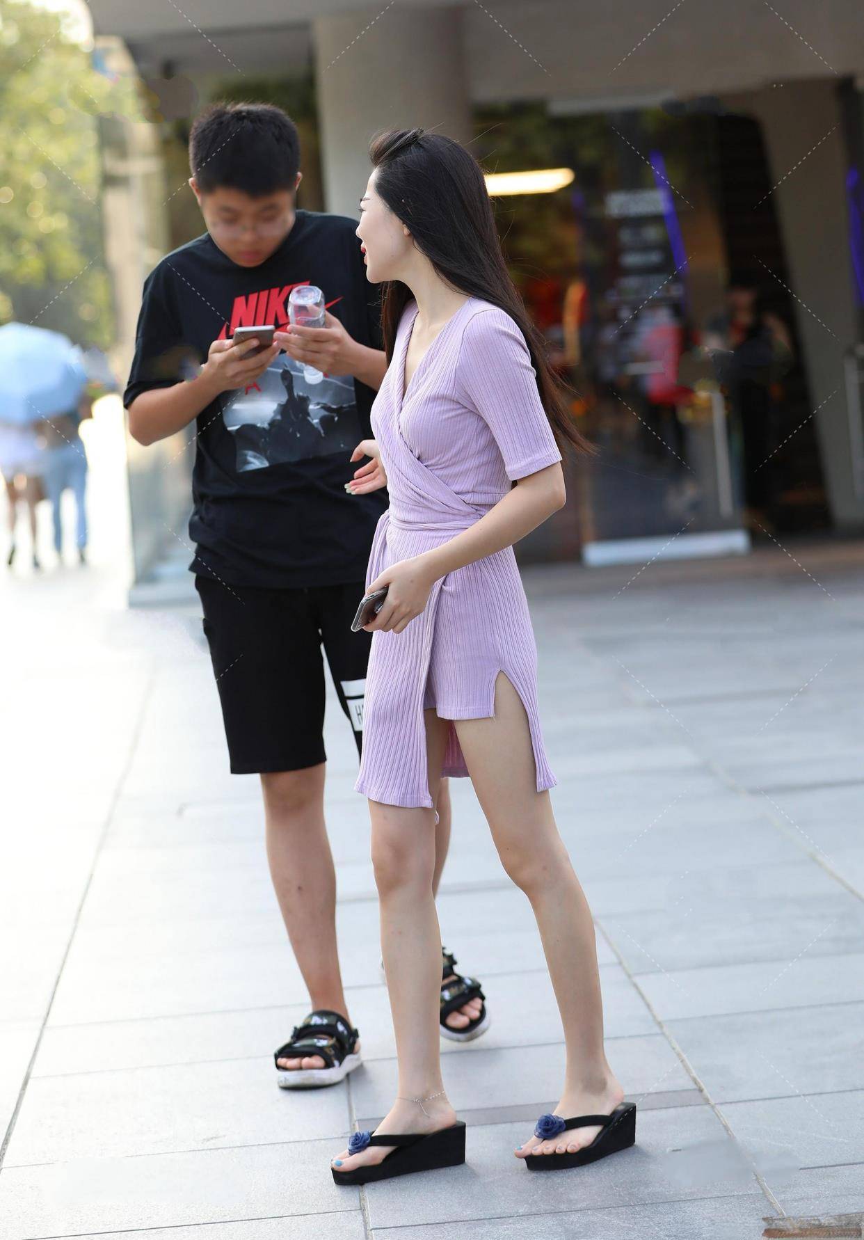 大气|配上美丽的短裙，展现青春活力的感觉，表现简单自然大气