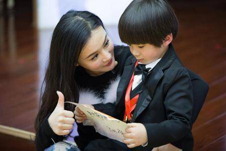 菲菲|孩子变成“软柿子”,在外面经常挨欺负,和家长3种行为有关系