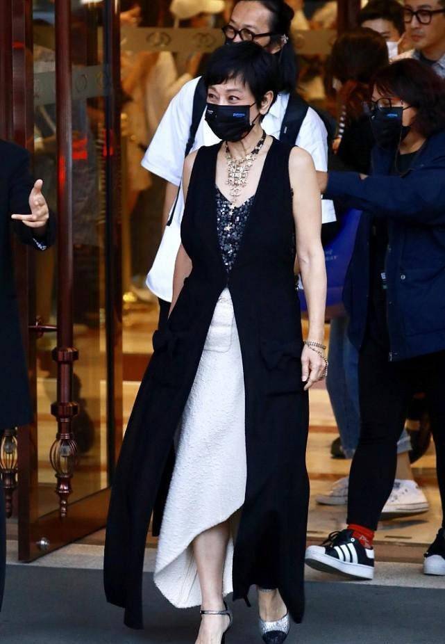 黑色|张艾嘉虽然不小了，可仍然不改霸气感，两件裙子套在一起还挺特别