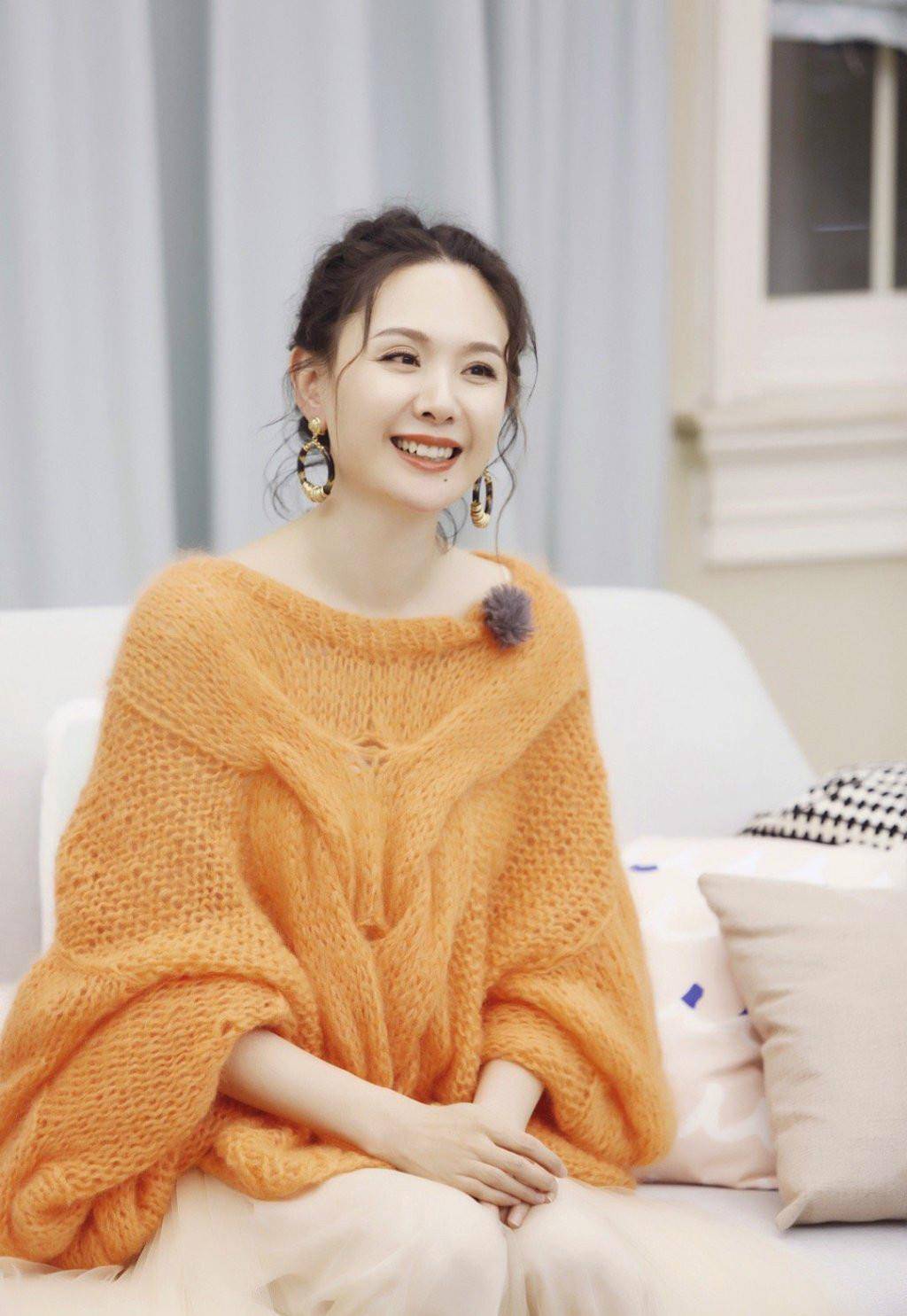 身材|程莉莎“博眼球”，新衣放着不穿，把带“窟窿眼”旧毛衣穿出时髦