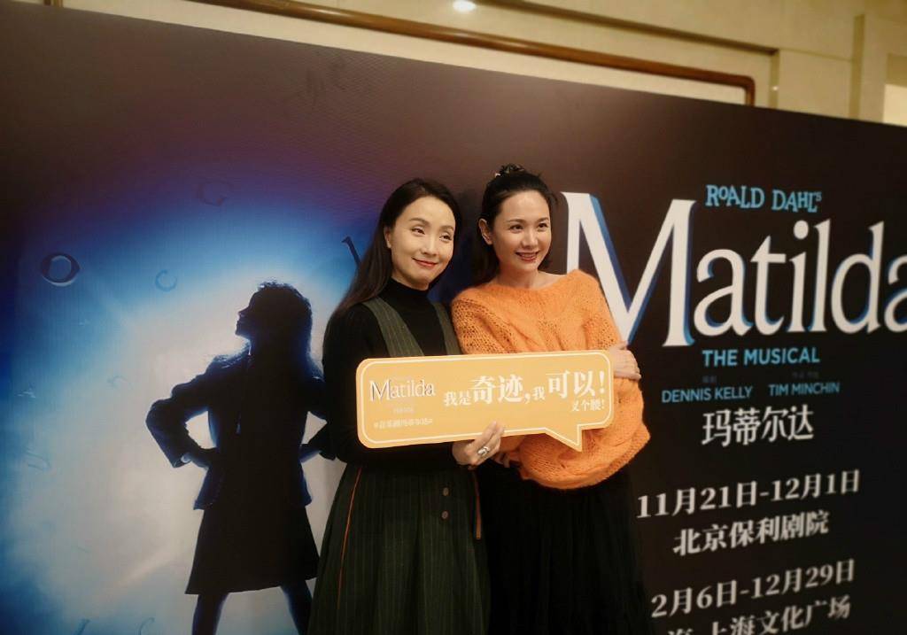 身材|程莉莎“博眼球”，新衣放着不穿，把带“窟窿眼”旧毛衣穿出时髦