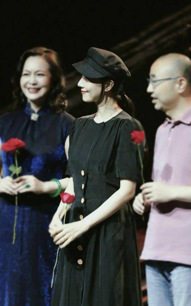黑色|高圆圆的气质一般人学不来，黑色收腰连衣裙简约低调，高级感爆棚