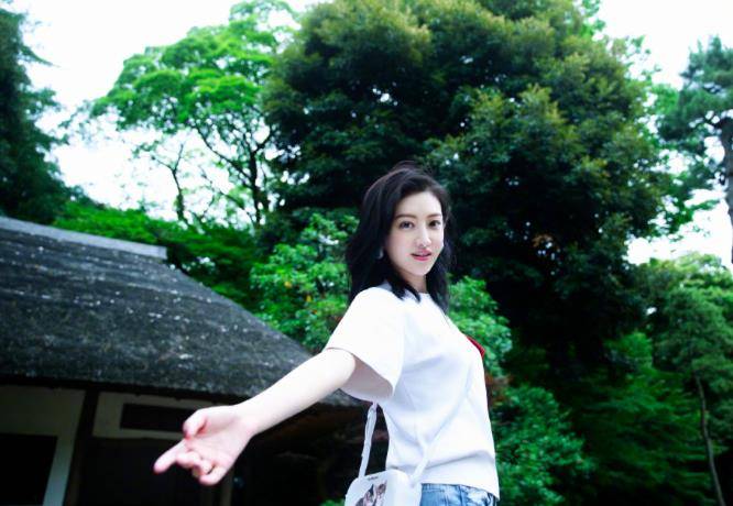 景甜|景甜简直就是夏日供氧机，穿完“男友衬衫”换爱心T恤，太清纯了