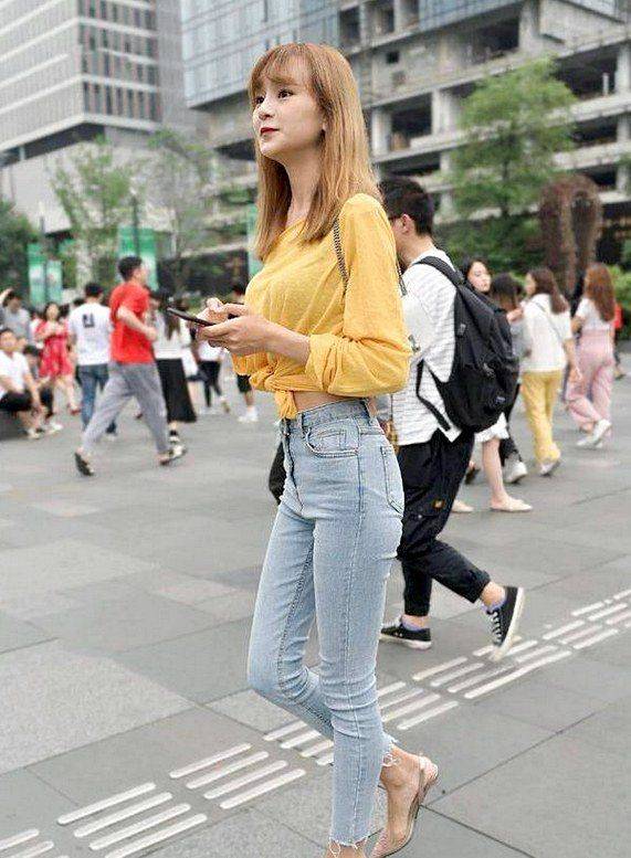 本人|时尚穿搭紧身牛仔裤，穿得春意盎然