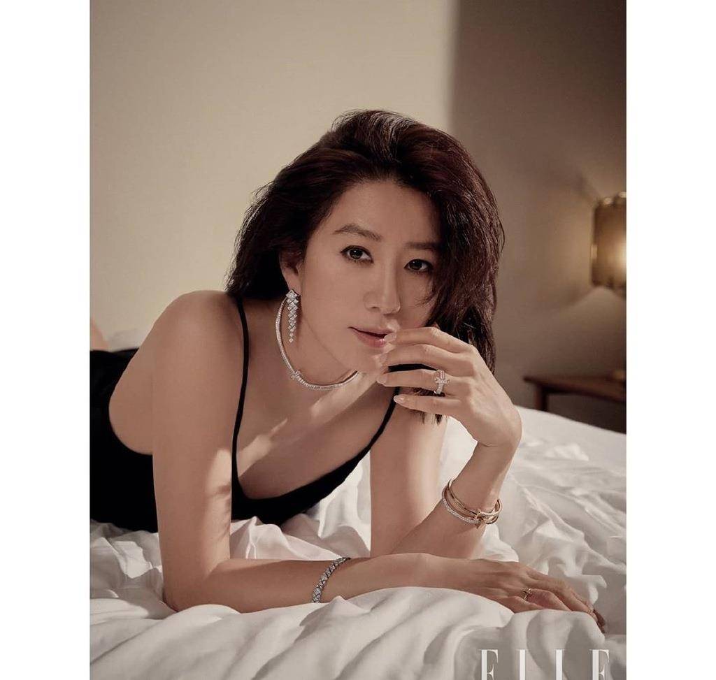 身材|这“婆娘”吃了防腐剂？53岁穿小吊带拍杂志从容优雅，看不出年龄