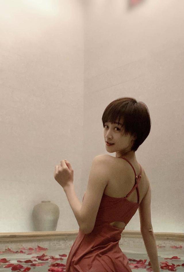 知识科普|蓝盈莹真敢穿,穿个裙子又是露背又是开叉的,特显身材。
