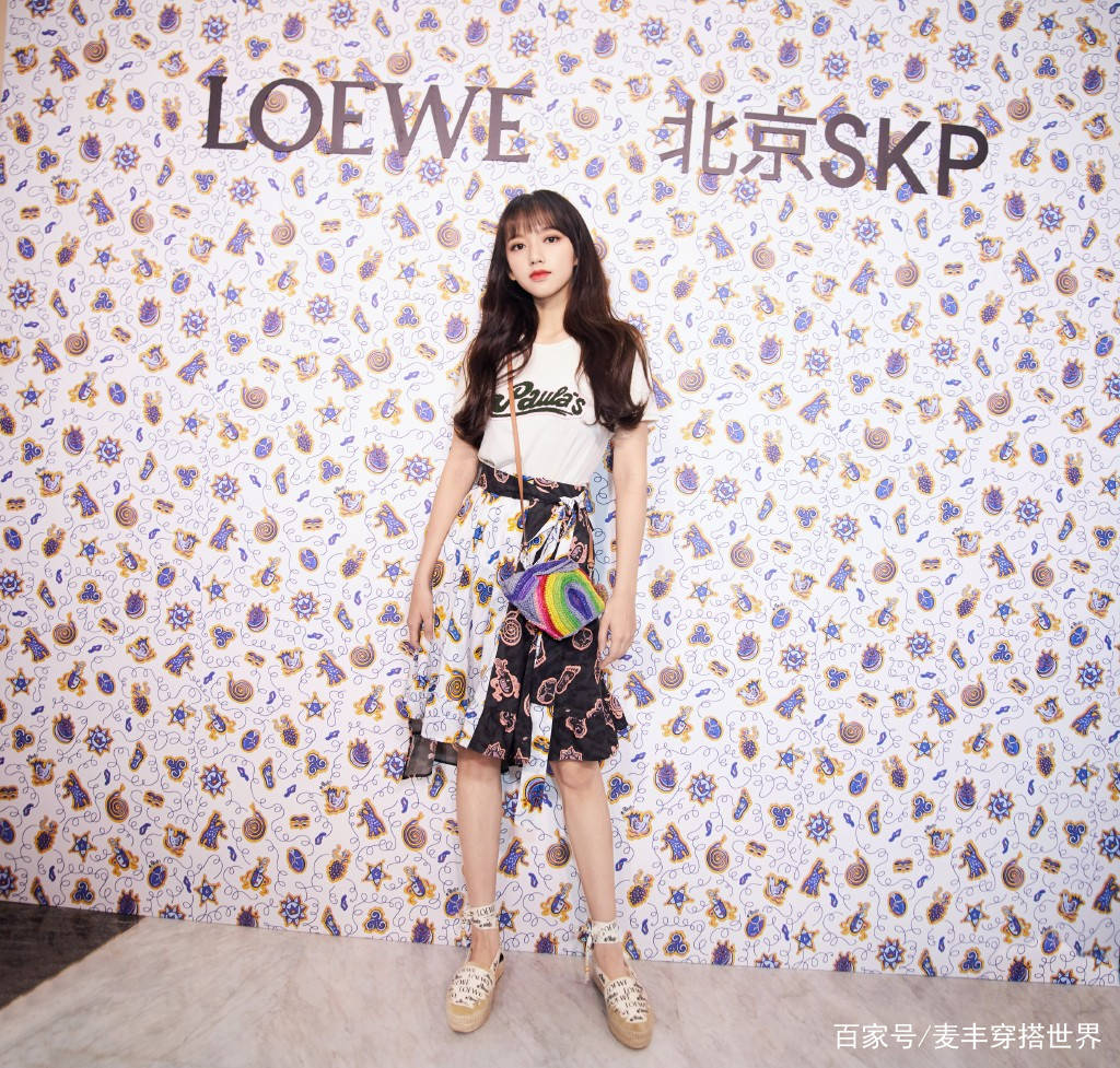 黑色|程潇颜值是真高，穿奶奶最爱的衬衫裙配帆布鞋，依旧美成洋娃娃