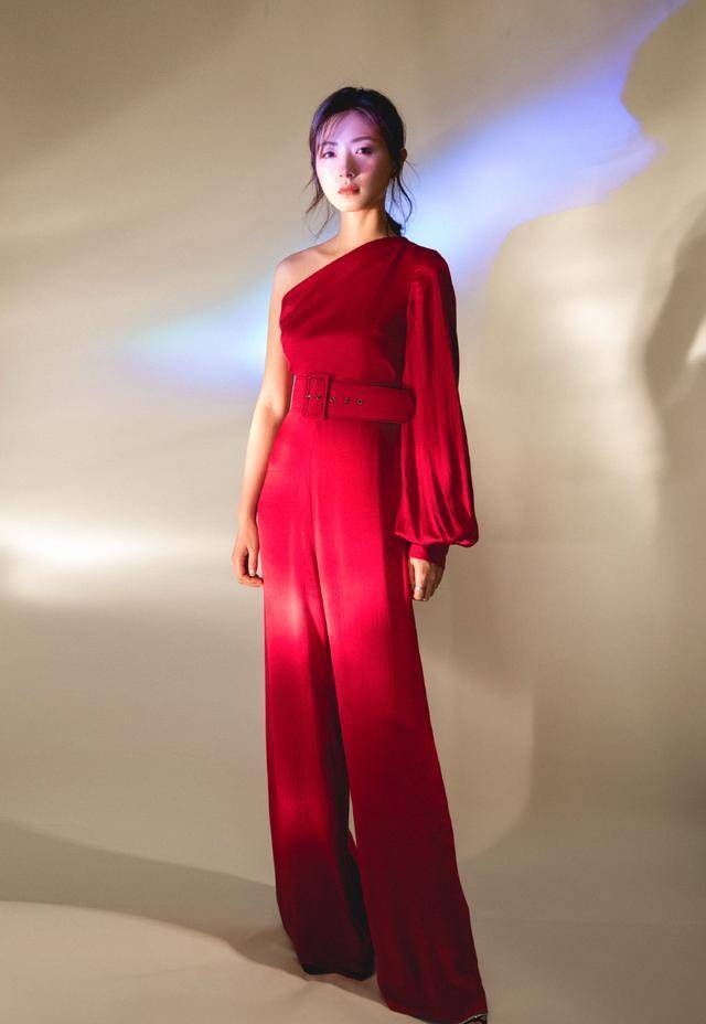 吊带|有种“帅”叫万茜扎马尾，比短发还要飒三分，难怪被称“直女斩”