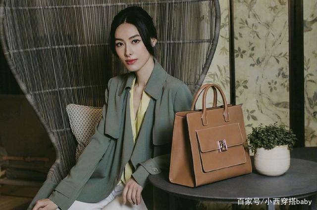 身材|梁洛施身材、气质好女神，小香风外套配牛仔裤，哪像3娃的妈妈？