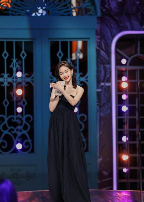 黑色|女明星齐聚节目真热闹,时尚造型琳琅满目,应采儿绿色西装很飒爽