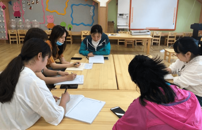 家长|幼儿园老师晒工资条吐槽工资低，网友看完炸开锅，对此评价不一