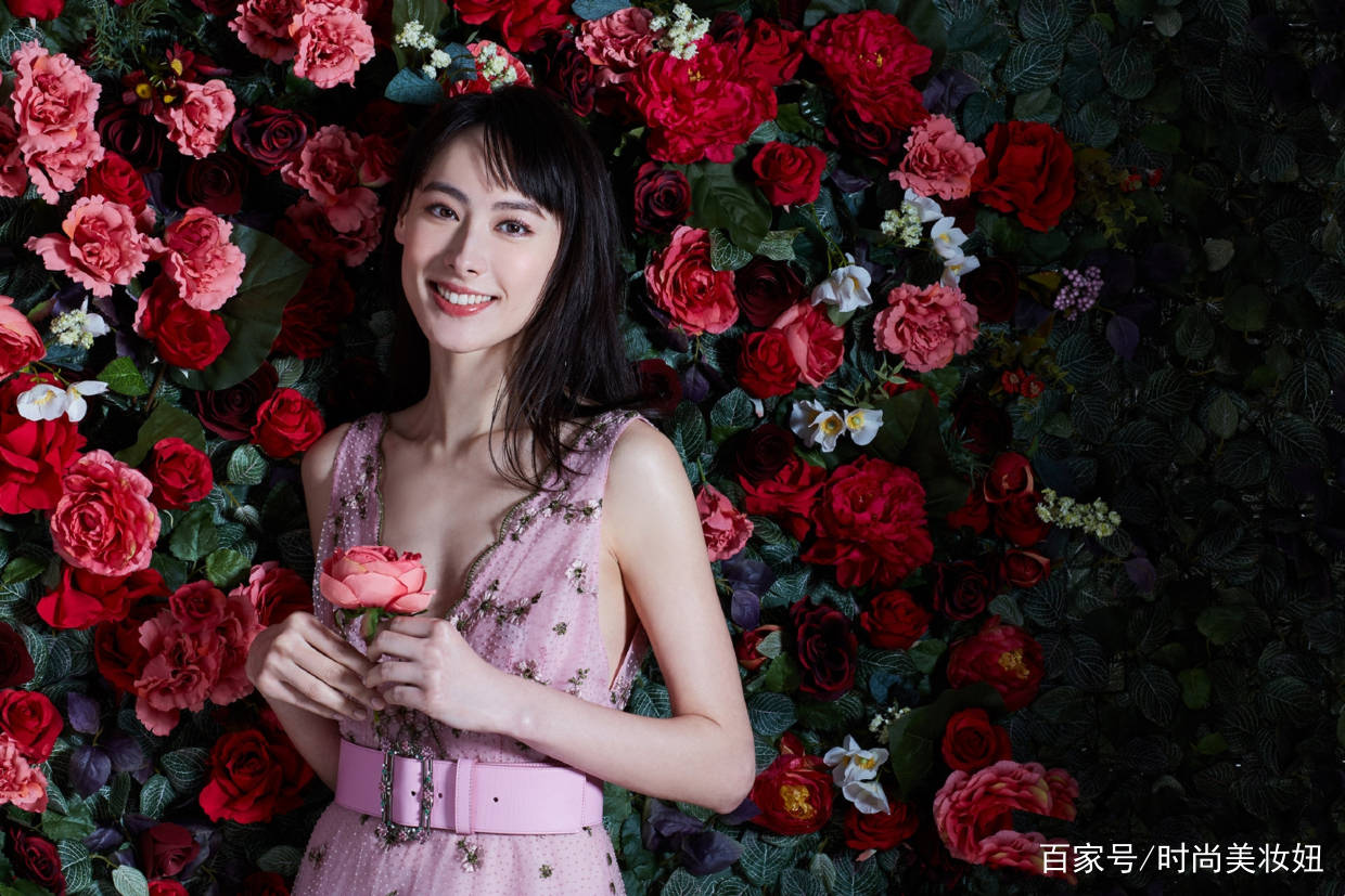 下半身|梁洛施才是人生赢家，穿粉色深V连衣裙美成00后，31岁气质真出众