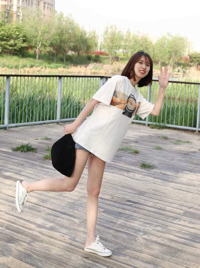 个性|秋季的穿搭小心机,印花T恤搭配牛仔裤半身裙,小个子显高显瘦
