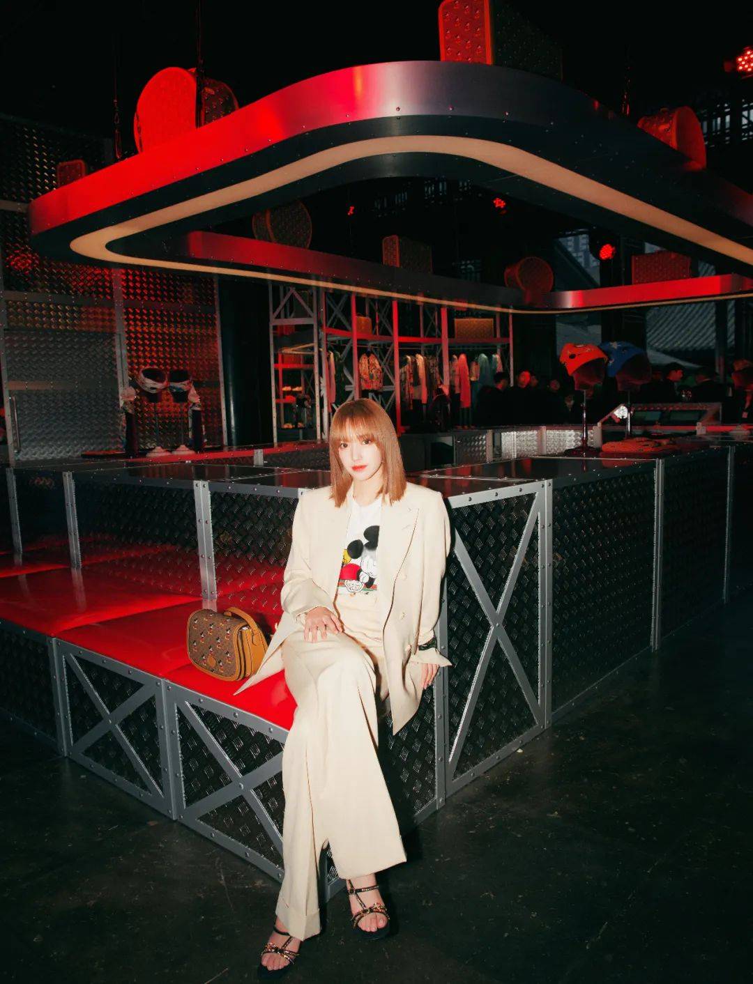 下装|程潇换新发型,齐刘海波波头像“芭比娃娃”,减肥成功后更加上镜