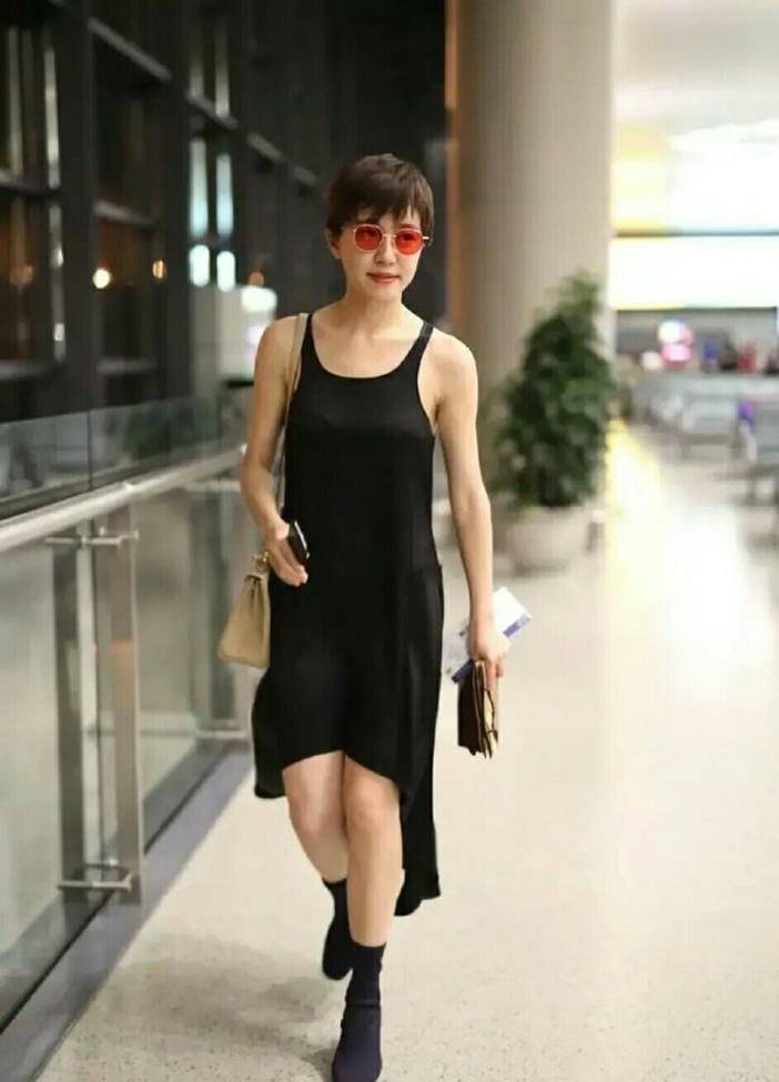 显得|难怪都怀念陈好的“万人迷”,她一袭吊带裙走红毯,身姿赚饱眼球