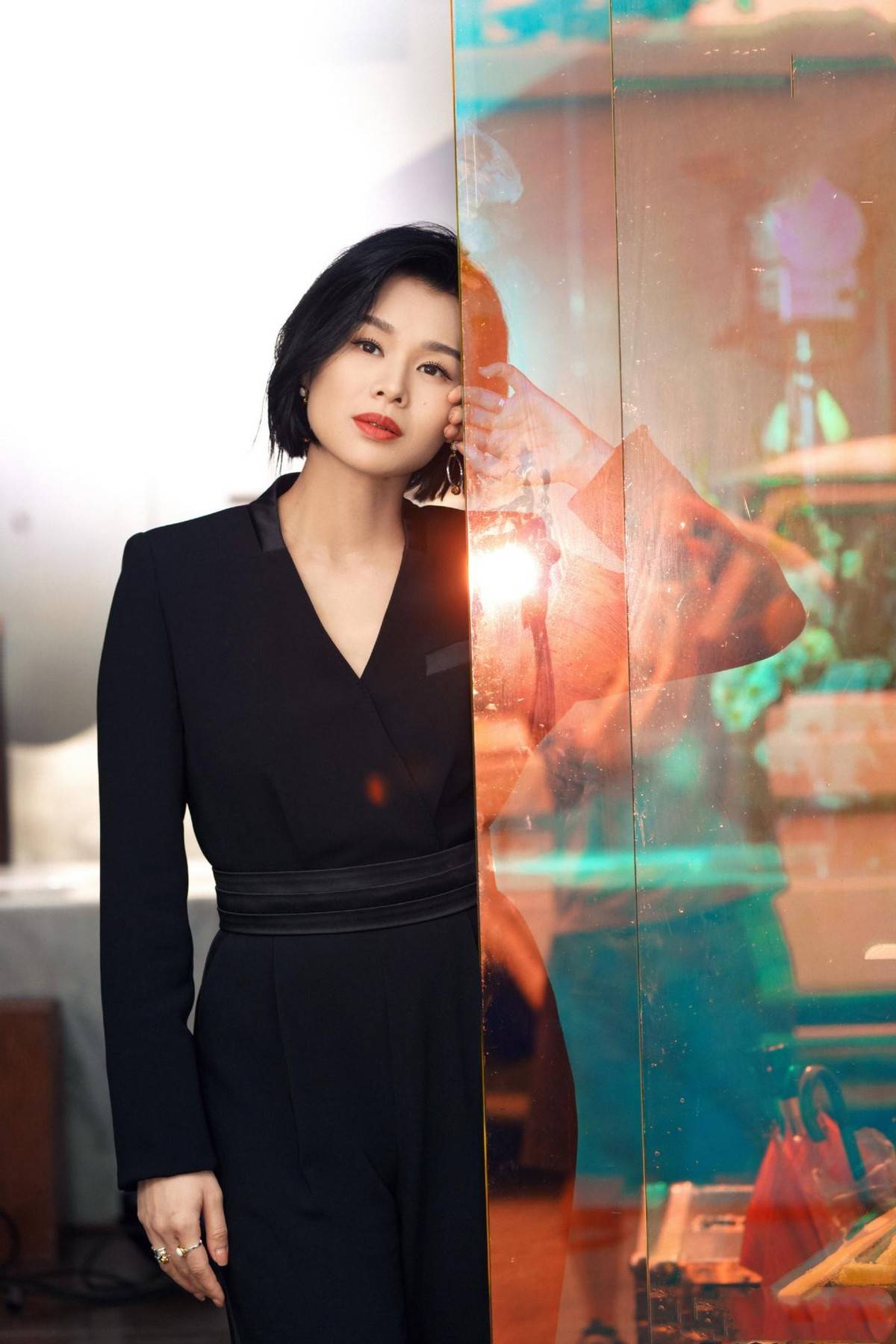 黑色|胡杏儿成功瘦身！穿黑色连体裤细腰明显，举止优雅又恢复往日自信