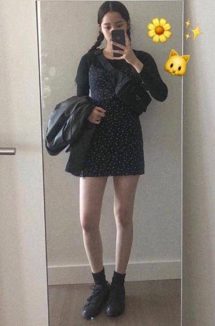 卷发|欧阳娜娜笑容太少女，白色波点裙清纯可爱，卷发像个洋娃娃
