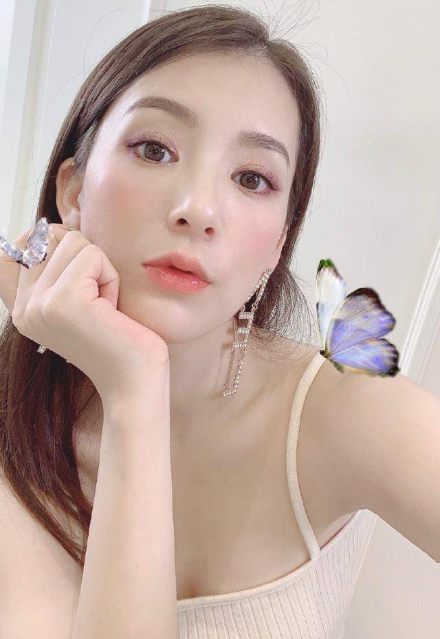 top|“天王嫂”方媛真是嫂子界top，穿吊带薄背直肩，骨相美羡慕不来