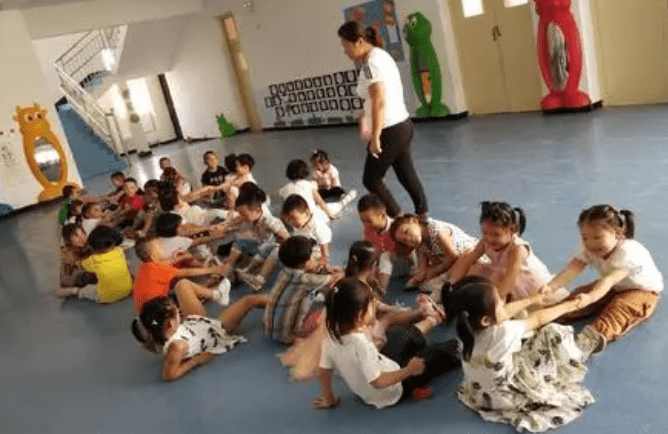 家长|幼儿园老师晒工资条吐槽工资低，网友看完炸开锅，对此评价不一