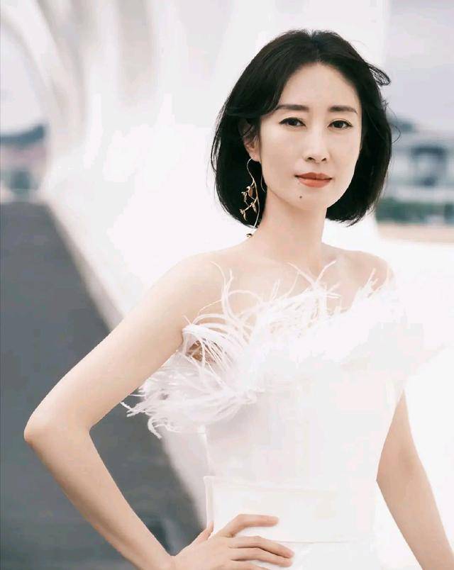 月光|刘敏涛一袭白裙清雅干净，肤白貌美宛如白月光