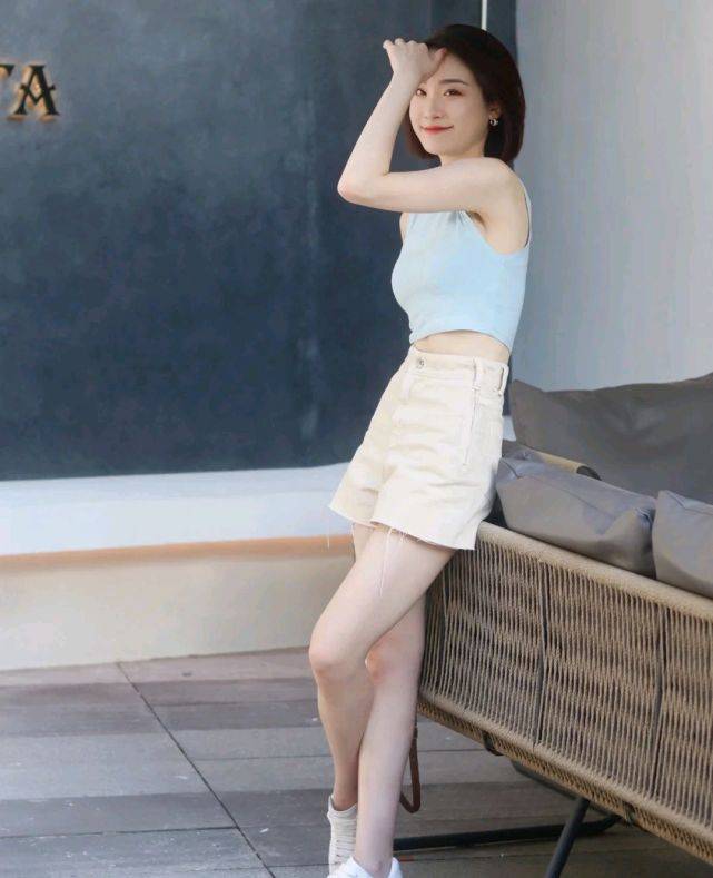 显得|想穿出高级感很简单，简约温柔的穿搭就很好驾驭，精致又有女人味