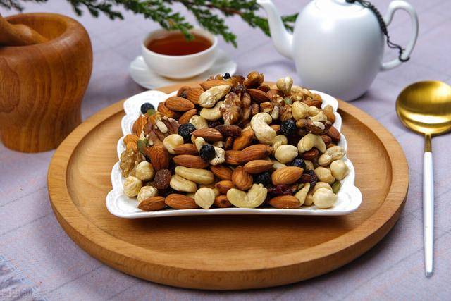 小谈|过年囤年货，不差钱的话，别老是瓜子花生，买这4种，家人更喜欢