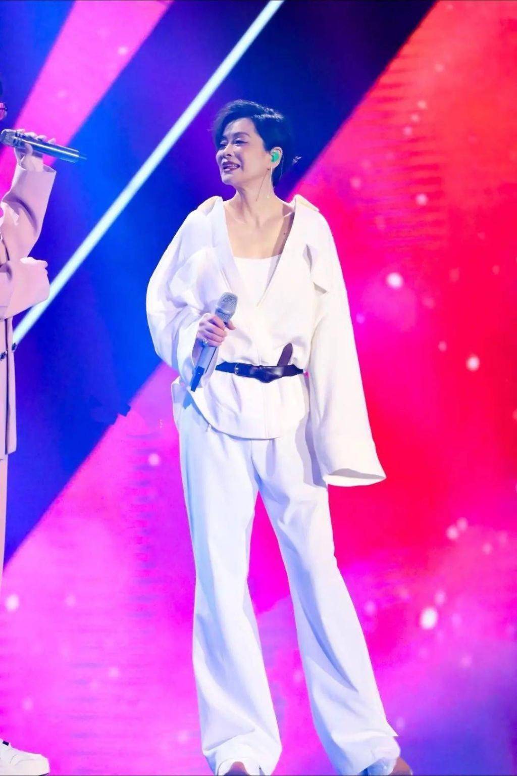 脖颈|毛阿敏穿吊带p成少女脸，脖颈却满是皱纹，没有一点老人的真实！