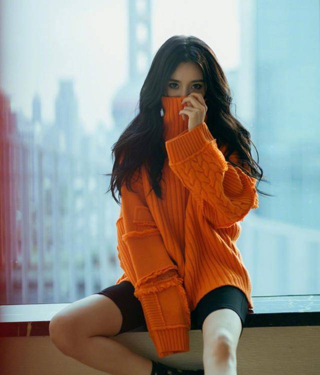 身材|程莉莎“博眼球”，新衣放着不穿，把带“窟窿眼”旧毛衣穿出时髦