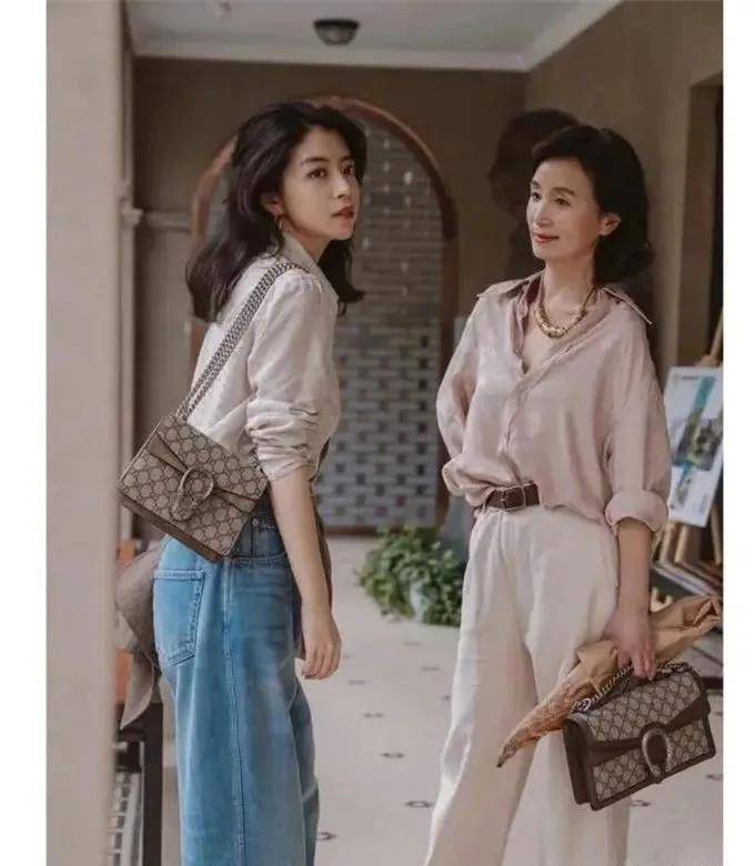 整体|女人50岁以后，夏天少穿T恤，瞧三木妈妈这样穿，优雅又时髦