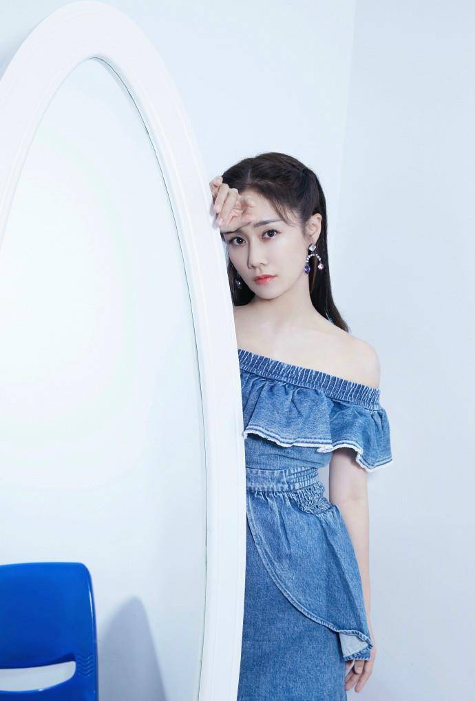 显得|“姐姐”刘芸很有女人味，穿一字肩连衣裙秀香肩，看着挺高级