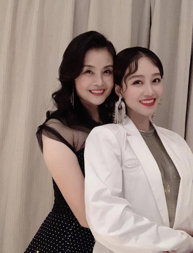 知识科普|蓝盈莹真敢穿，穿个裙子又是露背又是开叉的，特显身材。
