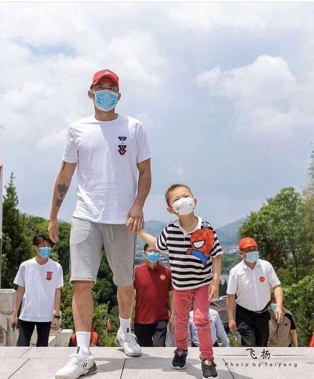 下半身|林丹夫妇带娃出游，三口人真亲密，谢杏芳穿平底鞋比林丹高出半头