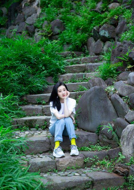 景甜|景甜简直就是夏日供氧机，穿完“男友衬衫”换爱心T恤，太清纯了