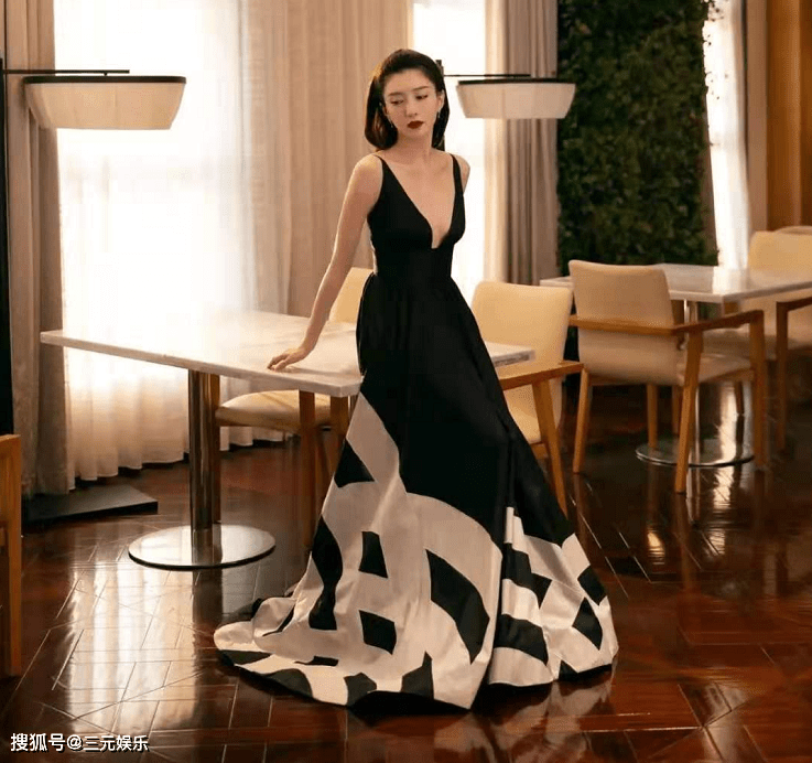 江疏影|江疏影在餐厅凹造型,穿吊带裙坐在餐桌上摆拍,优雅大气不失性感