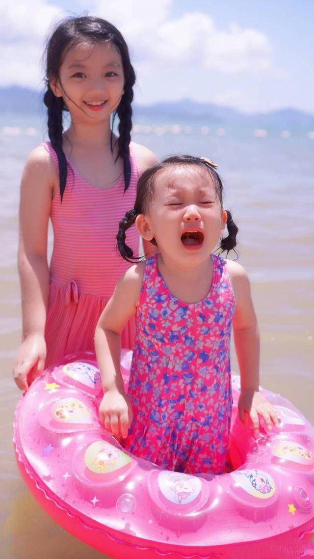 气息|阿拉蕾长成大姑娘!穿泳装在海边“淑女跑”,合影3岁妹妹像套娃