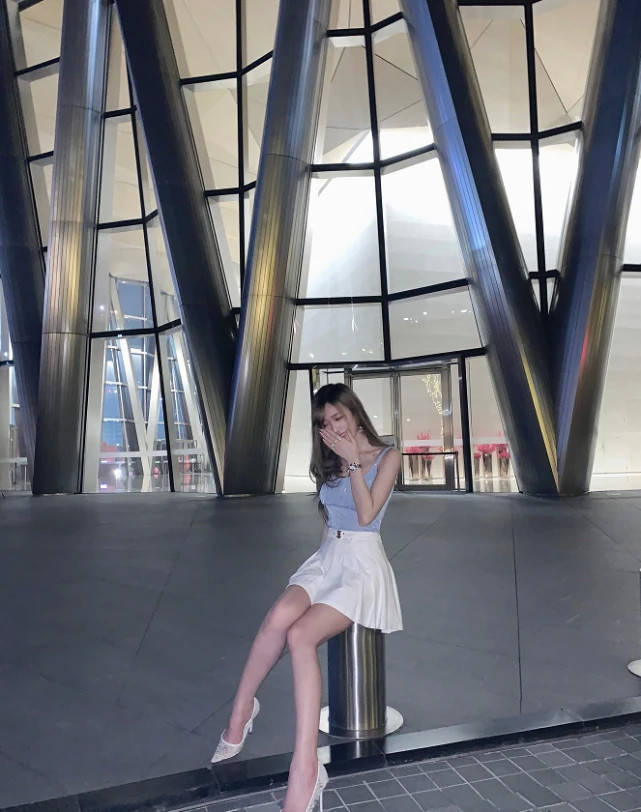 高跟鞋|终于等到腐团儿穿高跟鞋,看清她秀出来的腿:上帝果然不公平