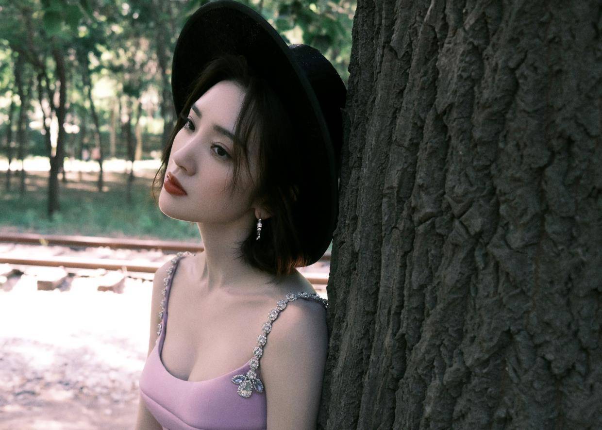 黑色|被唐艺昕“甜”到了,粉色连衣裙温柔俏皮,搭配马丁靴显“叛逆”