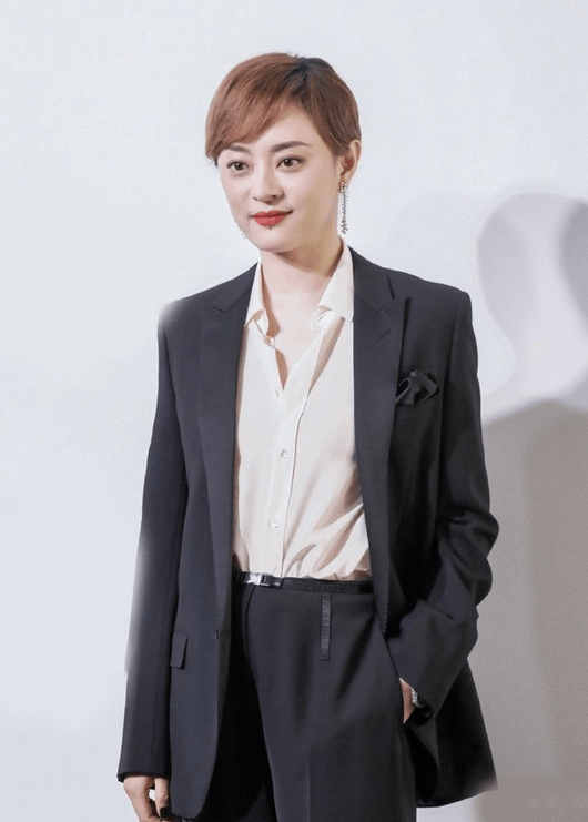 耳坠|孙俪身材气质真好！板正的西服套装穿出精致与格调，真飒