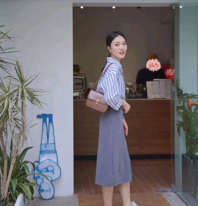 条纹|成熟女人的早秋穿搭如何搭配?可以选择简约款,呈现出优雅大方