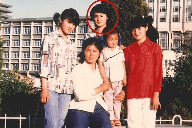 于月仙姐弟四人和妈妈小时候合影冬日的一天,父亲又因为两个妹妹的事