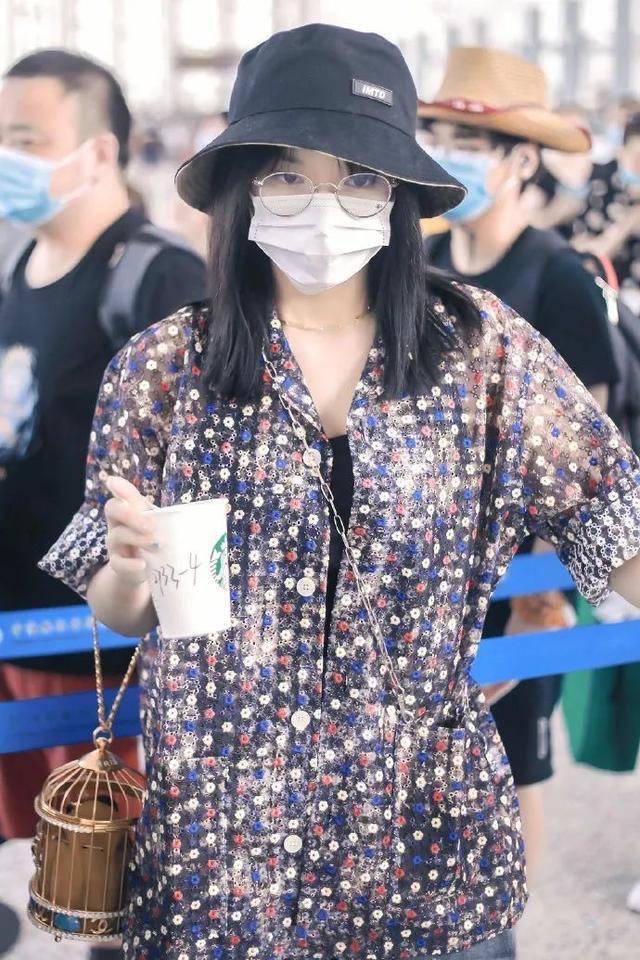 衬衣|程潇气质挺不错，穿“阿姨花衬衣”也不显俗气，拎16万鸟笼包真壕